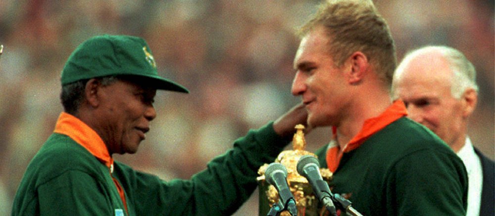 Nelson Mandela (links) übergibt den goldenen WM-Pokal an Francois Pienaar (rechts).