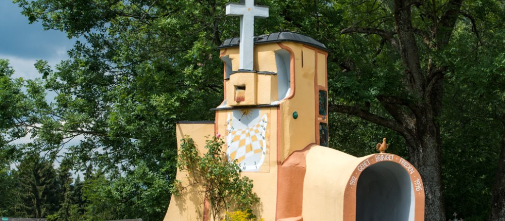 Die Kapelle St. Hermann in Frauenau mit einem VW-Bus als Kirchturm.