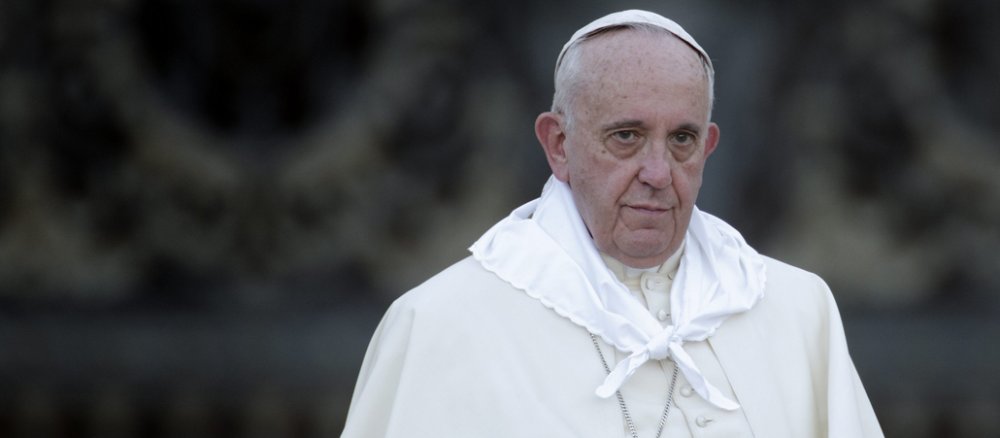 Papst Franziskus blickt nachdenklich.