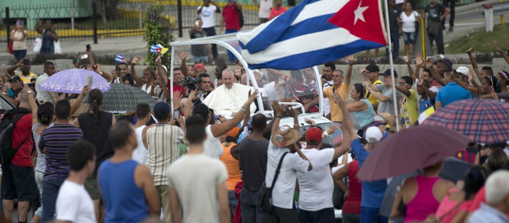 Papst Franziskus fährt kurz nach seiner Ankunft in Havanna an jubelnden Menschen vorbei.