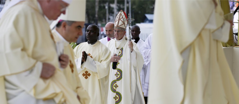 Papst Franziskus zieht zur Heiligen Messe mit zehntausenden Gläubigen in Nairobi ein.