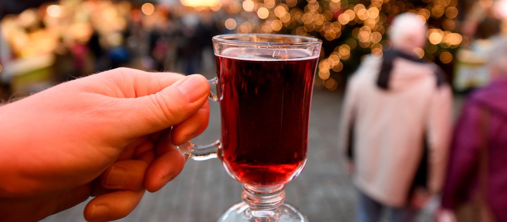 Eine Hand hält ein Glühwein