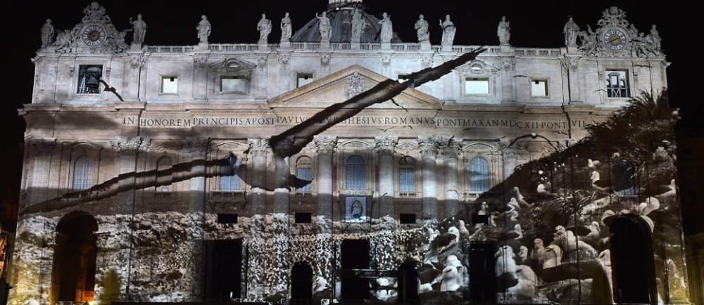 Eine Lichtinstallation mit Vögeln auf der Fassade des Petersdoms.