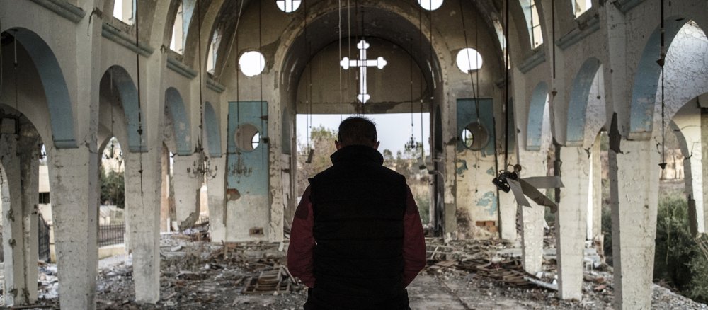 Ein Mann betet in einer Kirche im Nordosten Syriens, die zuvor vom "Islamischen Staat" zerstört worden war.