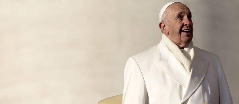 Papst Franziskus schaut nach oben.