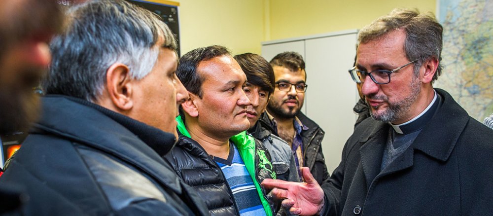 Erzbischof Heße spricht mit Flüchtlingen