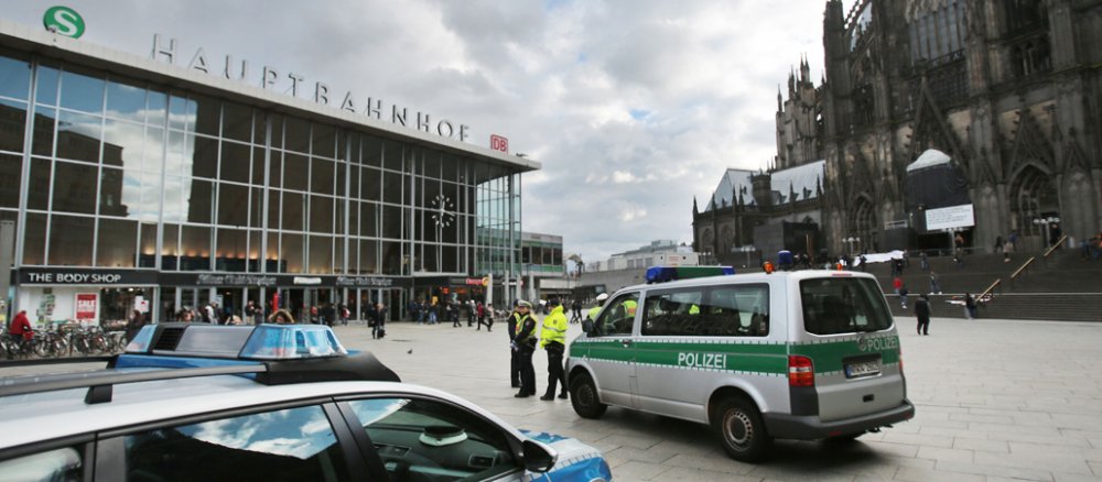 Polizeifahrzeuge stehen am 12.01.2016 in Köln (Nordrhein-Westfalen) vor dem Hauptbahnhof.