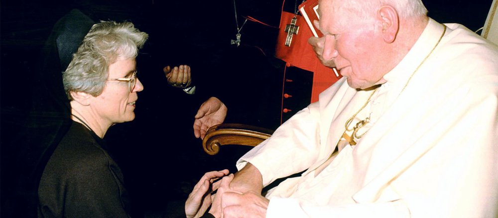 Schwester Judith Zoebelein trifft Papst Johannes Paul II.