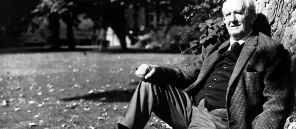 J.R.R. Tolkien sitzt unter einem Baum