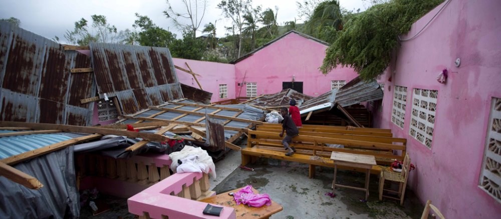Kinder sitzen in einer vom Hurrikan "Matthew" zerstörten Kirche im haitianischen Saint-Louis.