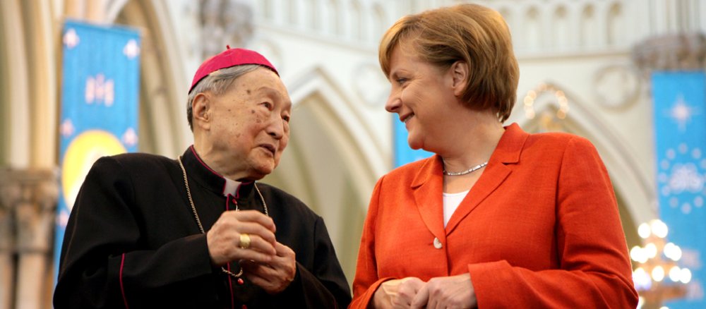 Aloysius Jin mit Bundeskanzlerin Angela Merkel Ende Mai 2006 in der St. Ignatius-Kathedrale in Schanghai. Der Bischof war am Samstag im Alter von 96 Jahren gestorben.