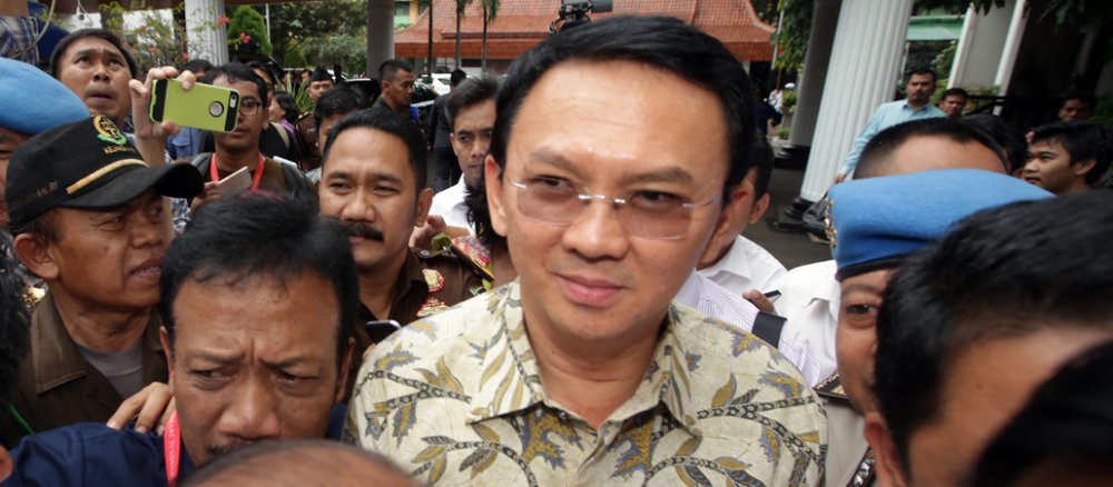 Der christliche Gouverneur Basuki Tjahaja Purnama von Jakarta in Indonesien wird Anfang Dezember 2016 von der Polizei zu einem Verhör geführt. Ihm wird Blasphemie vorgeworfen.