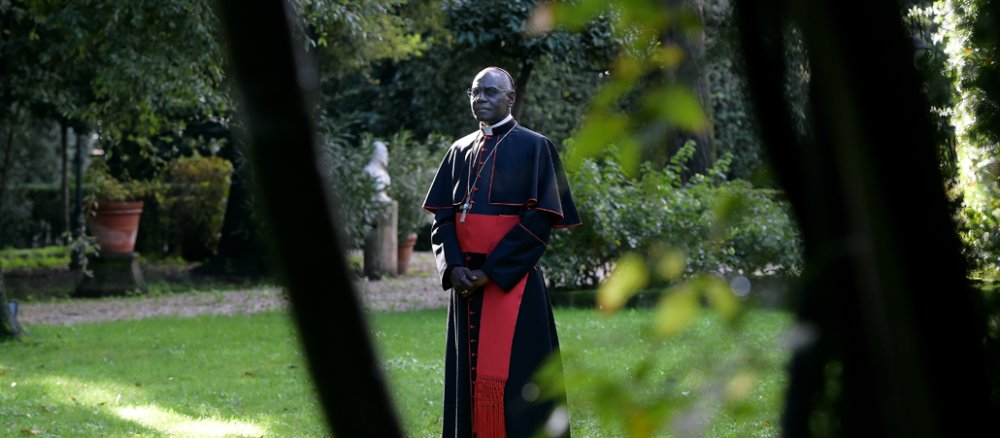Kurienkardinal Robert Sarah steht im Garten der Villa Bonaparte in Rom.