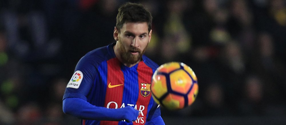 Der Fußballer Lionel Messi in Nahaufnahme mit Fußball.