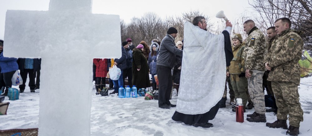 Orthodoxer Priester segnet Soldaten