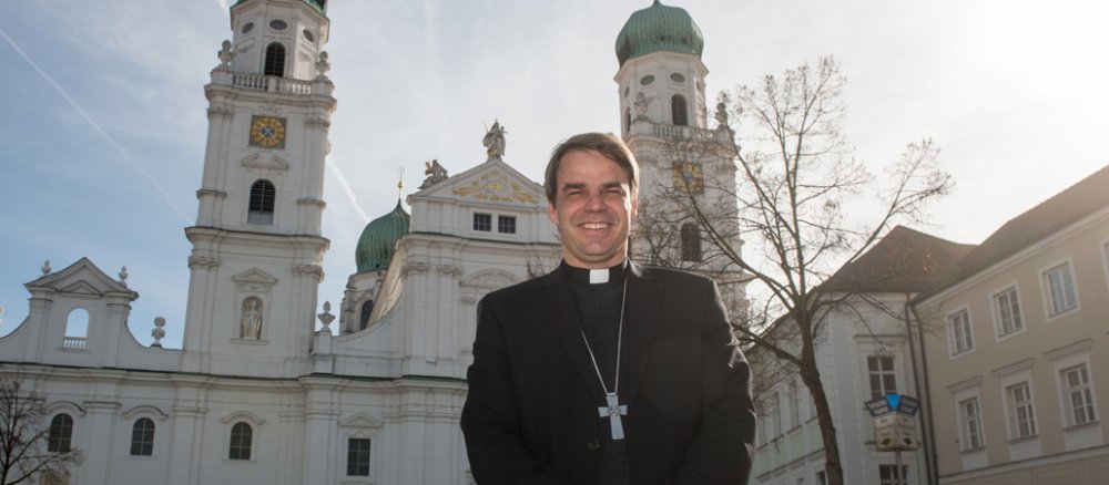 Bischof Stefan Oster vor dem Passauer Dom.