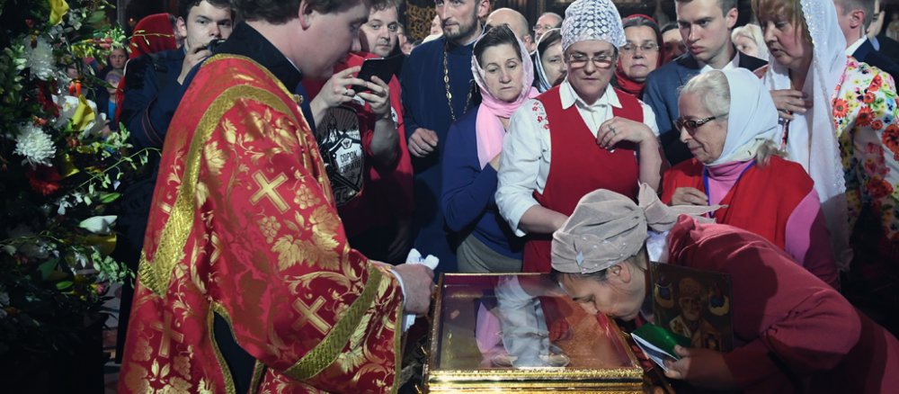 Gläubige küssen einen Schrein mit den Reliquien des Heiligen Nikolaus in einer Moskauer Kirche.