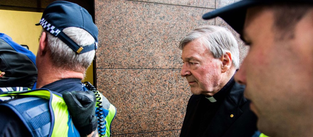 Kardinal George Pell wird unter Polizeischutz zum Gerichtsgebäude in Melbourne gebracht.