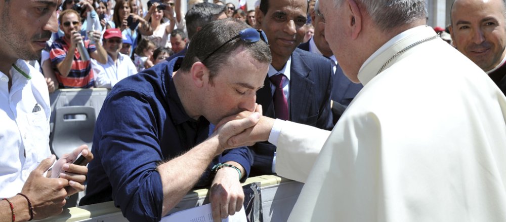 Der Ire Vincent Doyle küsst den Ring von Papst Franziskus
