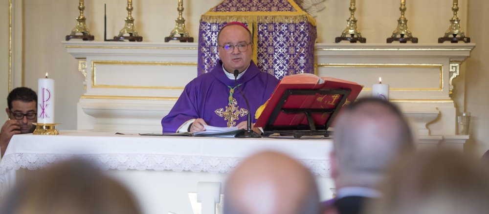 Maltas Erzbischof Charles Scicluna feiert eine Gedenkmesse für die getötete Journalistin Daphne Caruana Galizia.