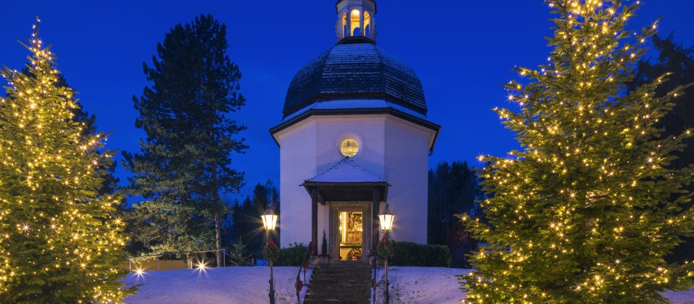 Eine Kapelle im Schnee bei Nacht