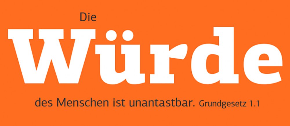 Der Satz "Die Würde des Menschen ist unantastbar" aus dem Grundgesetz steht auf einem orangenen Hintergrund.