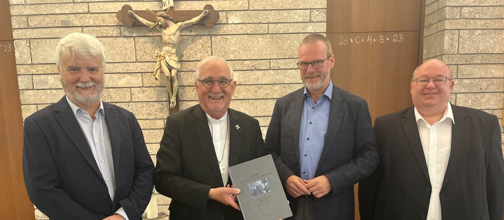 Bei der Übergabe des Gutachtens der "Historischen Kommission" im Rottenburger Bischofshaus (von links): Wolfgang Zimmermann, Gebhard Fürst, Andreas Holzem und Thomas Weißhaar.