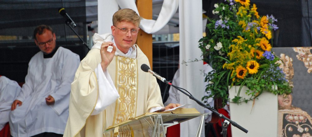 Priester Franziskus von Boeselager hält die Predigt am Freitag.