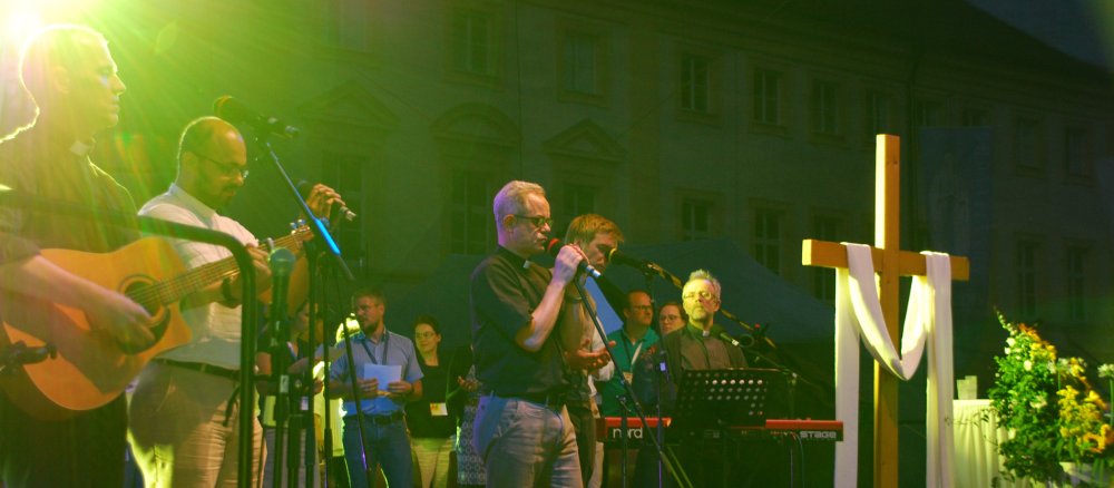 Die Priest-Band spielt beim Abendprogramm des Forums 2019.