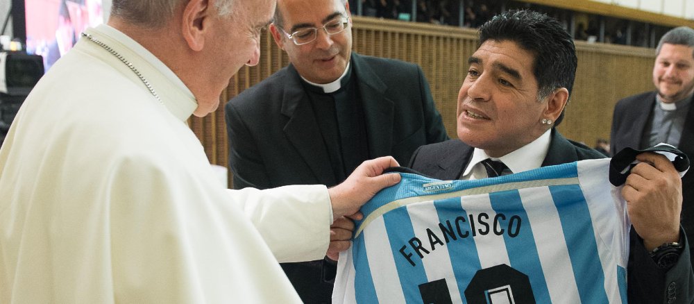 Papst Franziskus und Diego Maradona mit einem Fußballtrikot der argentinischen Nationalmannschaft.