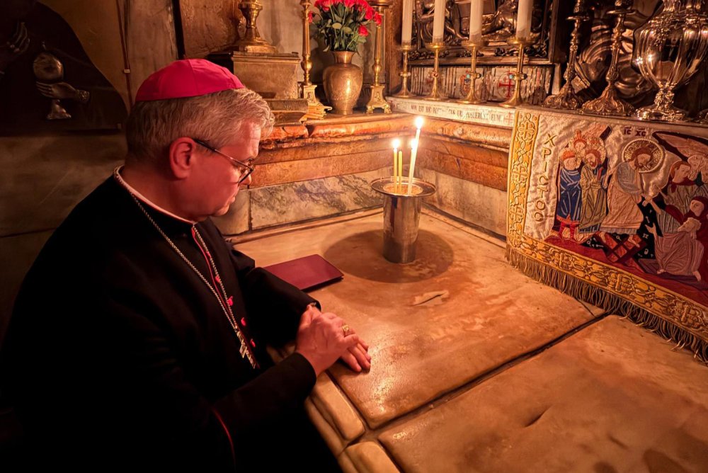 Erzbischof Bentz betet in der Grabeskirche