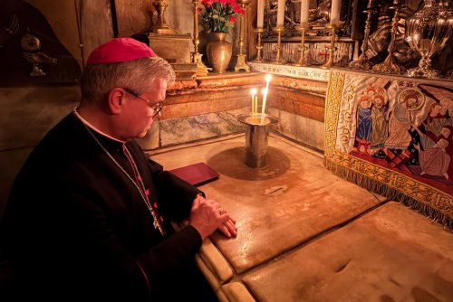Erzbischof Bentz betet in der Grabeskirche