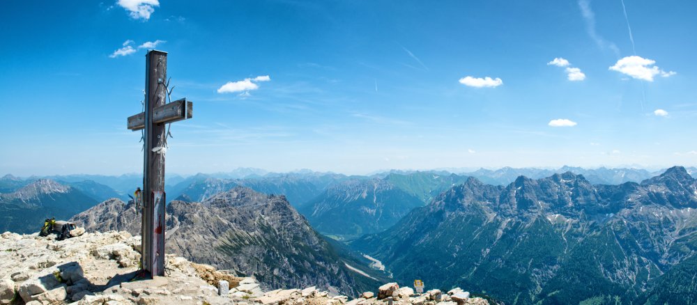 Ein Kreuz auf einem Berggipfel