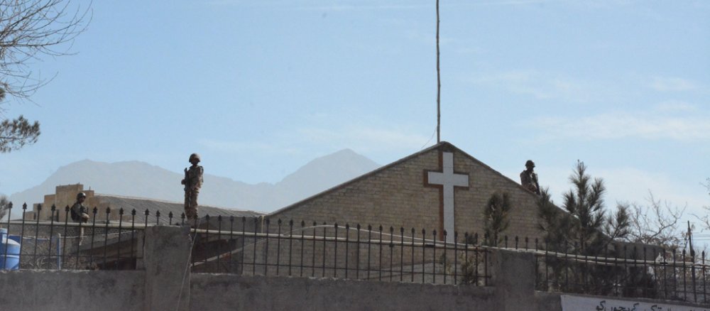 Soldaten mit Gewehren auf dem Dach einer Kirche