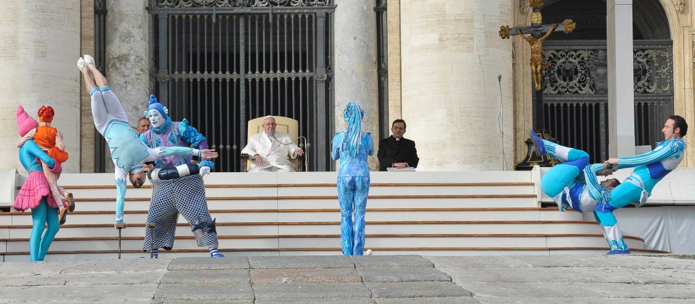 An die 100 Mitglieder des "Aquatic" Zirkus führen bei der Generalaudienz, auf dem Petersplatz am 27. Januar 2016, eine Vorführung für Papst Franziskus auf