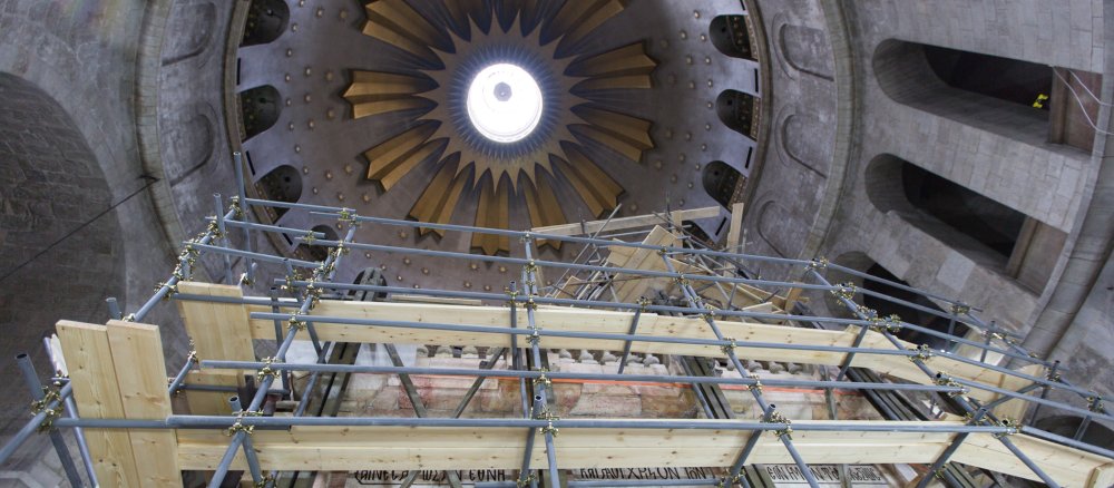 Ein Blick in die Kuppel der Grabeskirche mit Gerüsten im Vordergrund