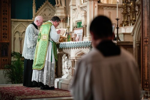 Priester am Altar bei einer Messe in vorkonziliarer Form