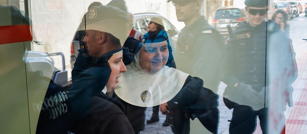 Zwei der schismatischen Klarissen spiegel sich in einem Fenster vor dem Gericht von Briviesca