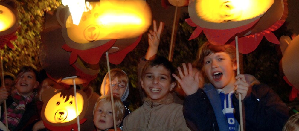 Kinder mit Laternen