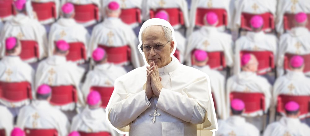 Papst Leo XIV. nachdenklich, im Hintergrund zahlreiche Bischöfe bei einer Messe auf dem Petersplatz