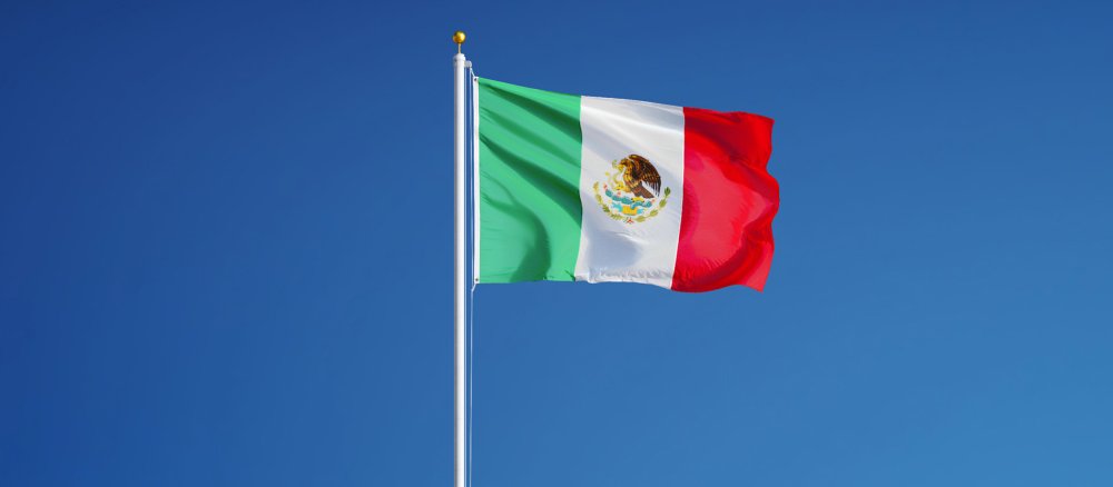 Mexikanische Flagge vor blauem Himmel