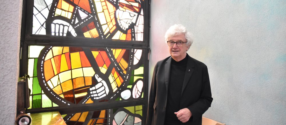 Max Kroiss in seiner Kirche in Urdorf in der Schweiz