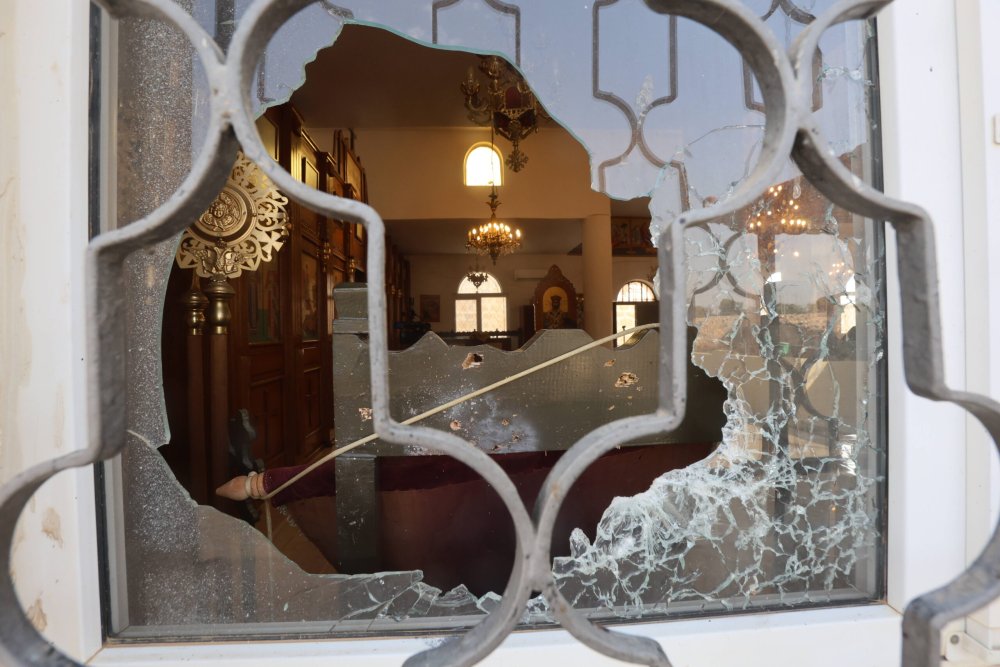 Blick durch ein zerstörtes Fenster in die orthodoxe Kirche von Hamoud, Jordanien, auf die ein Anschlag verübt wurde.