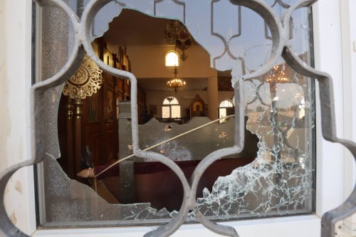Blick durch ein zerstörtes Fenster in die orthodoxe Kirche von Hamoud, Jordanien, auf die ein Anschlag verübt wurde.