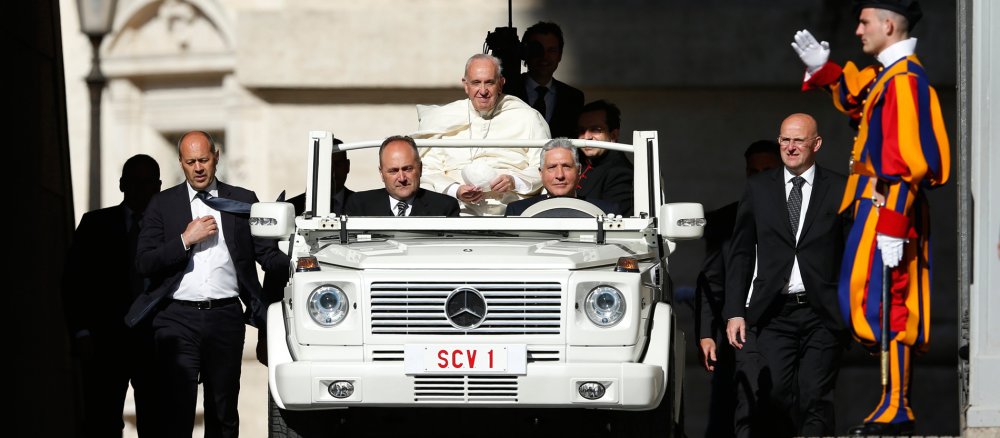 Papst Franziskus fährt im offenen Papamobil auf den Petersplatz.