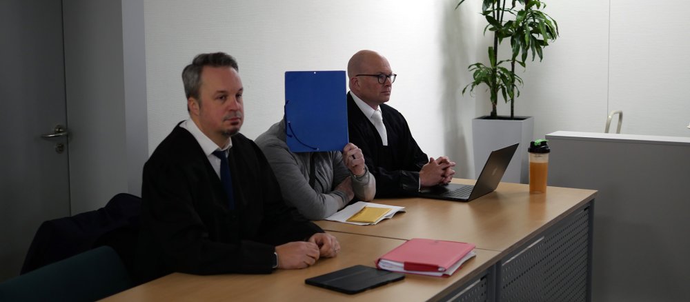 Der wegen des Besitzes von kinder- und jugendpornographischem verurteilte Priester des Bistums Münster (Mitte, zwischen seinen Verteidigern) im Amtsgericht Recklinghausen vor der Hauptverhandlung.
