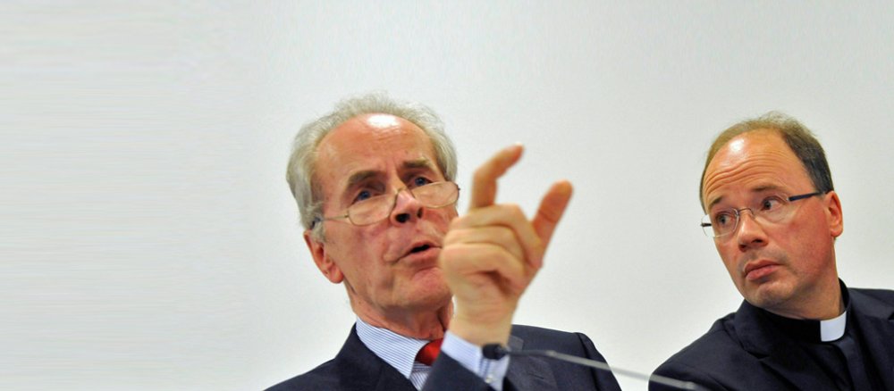 Der Leiter des Kriminologische Forschungsinstitut Niedersachsen e. V., Christian Pfeiffer (l), und Bischof Stephan Ackermann (r).
