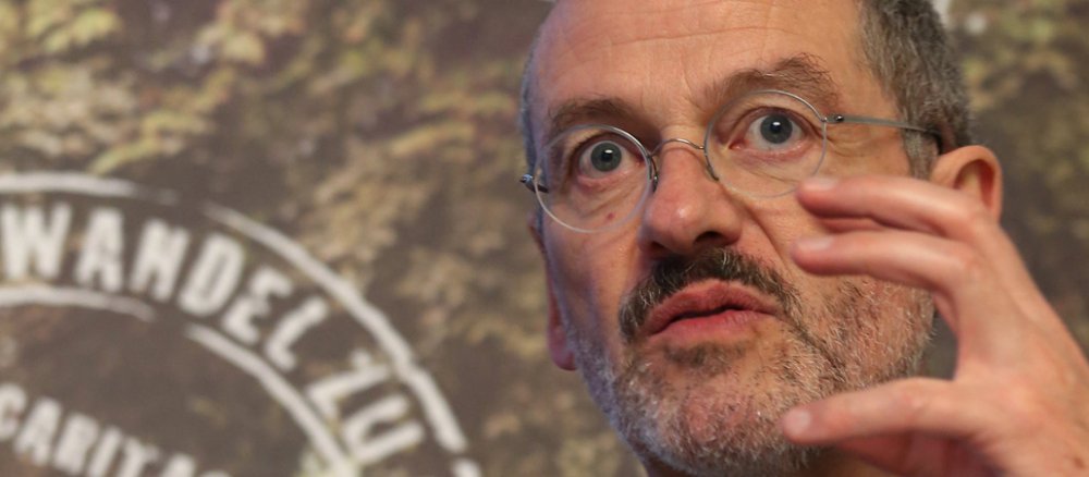 Prälat Peter Neher gestikuliert mit seiner Hand.