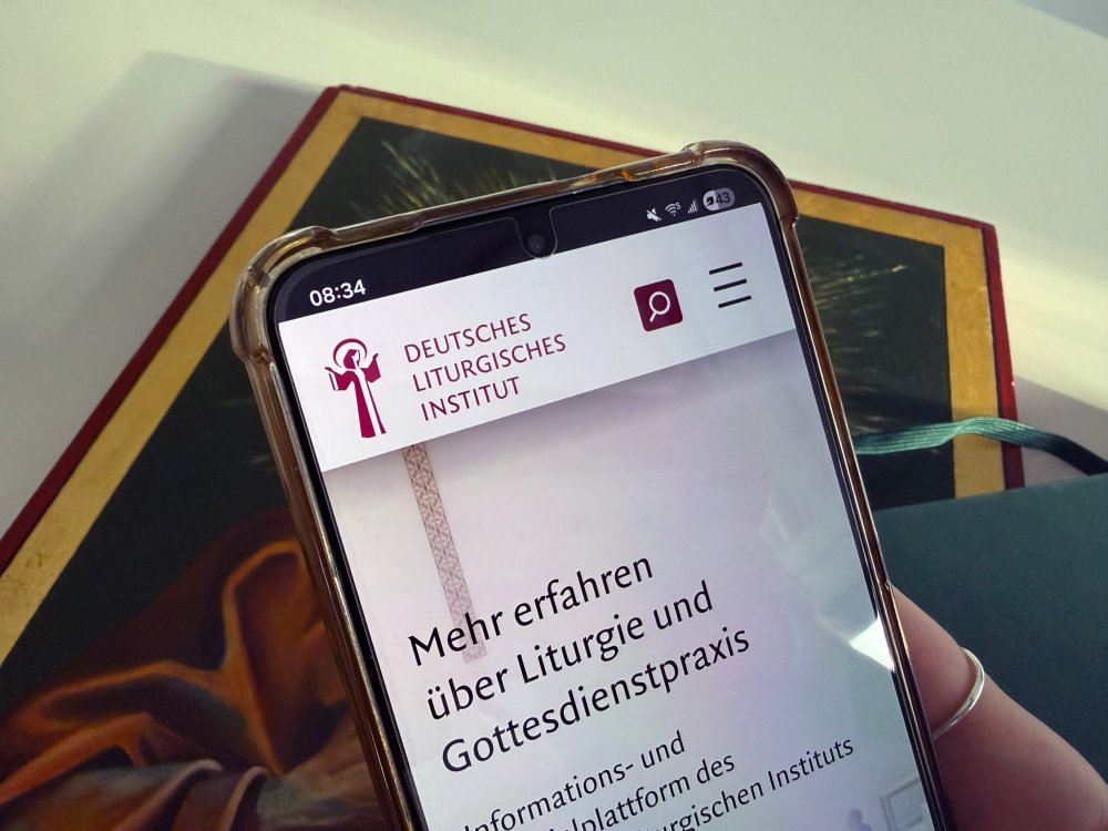 Die neue Webseite des Deutschen Liturgischen Instituts auf einem Smartphone
