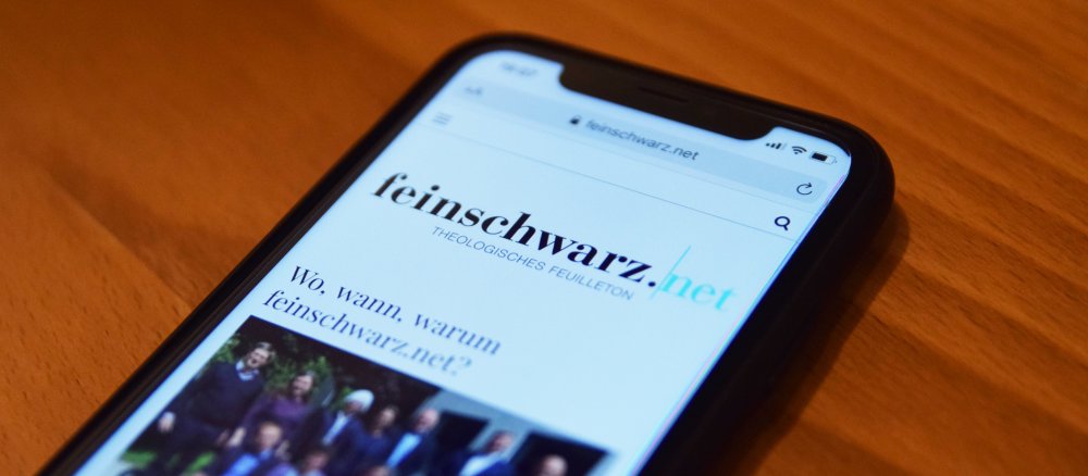 Die Internetseite "feinschwarz.net" ist auf einem Smartphone geöffnet
